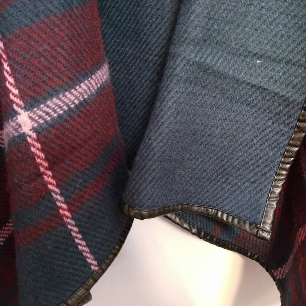 Women's Open Front Shawl Cape Ruana Wrap Navy Red Plaid Fleece OS Cabincore - Picture 8 of 11